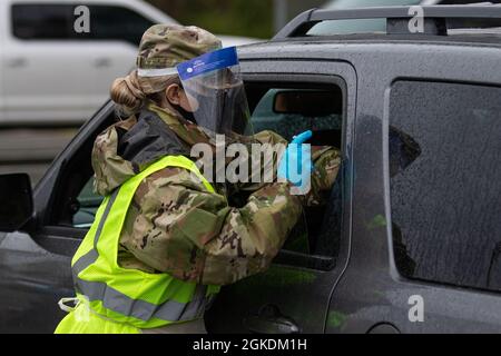 Soldaten der Alabama National Guard impfen am 23. März 2021 Bürger des Covington County im Jaycee Park in Livingston Alabama. Stockfoto