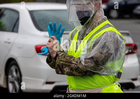 Soldaten der Alabama National Guard impfen am 23. März 2021 Bürger des Sumter County im Jaycee Park in Livingston Alabama. Stockfoto