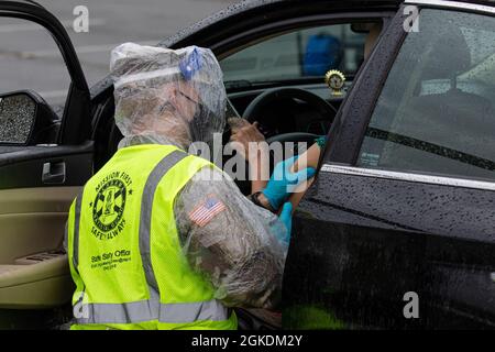 Soldaten der Alabama National Guard impfen am 23. März 2021 Bürger des Sumter County im Jaycee Park in Livingston Alabama. Stockfoto