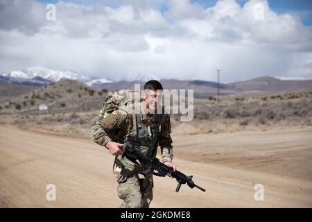 Spc. Adam Barlow, ein Spezialist für die Brandbekämpfung bei der 65. Field Artillery Brigade des Hauptquartiers, legt das Tempo während des zeitlich festgelegten 6-Meilen-Rucks beim Utah National Guard Best Warrior Competition auf Camp Williams, Utah, am 23. März 2021 fest. Der Wettbewerb der Utah National Guard Best Warrior testet die körperliche Ausdauer, das militärische Wissen und die mentale Ausdauer des Soldaten, um den Soldaten des Jahres, den nicht beauftragten Offizier des Jahres und den leitenden NCO des Jahres zu bestimmen. Stockfoto