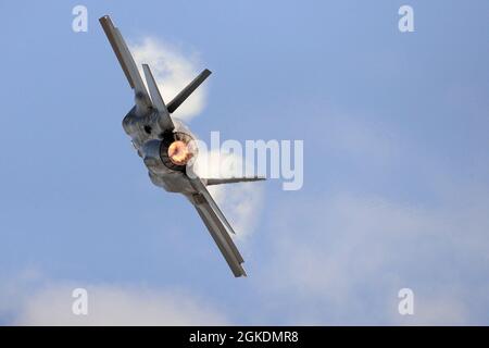 Capt. Kristin „Beo“ Wolfe, Pilot und Kommandant des F-35A Lightning II Demonstrationsteams, zieht die Nase während einer Übungsdemonstration auf dem Luftwaffenstützpunkt Hill, Utah, am 23. März 2021 nach oben in einen Anstieg. Das Demonstrationsteam ist Teil des Air Combat Command und wird dem 388. Fighter Wing auf der Hill AFB zugewiesen. Capt. Wolfe wuchs als Tochter des pensionierten Oberst Jon Wolfe als Militärkind auf und flog den T-6 Texan II, T-38 Talon, F-22 Raptor und jetzt den F-35A Lightning II Stockfoto