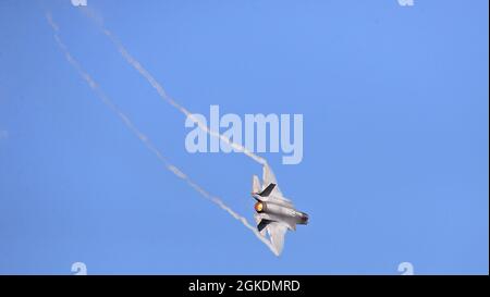 Capt. Kristin „Beo“ Wolfe, F-35A Lightning II Demonstrationsmannschaft Pilot und Kommandant, Banks hart rechts hinter langen contrails während einer Übungsdemonstration auf der Hill Air Force Base, Utah, 23. März 2021. Das Demonstrationsteam ist Teil des Air Combat Command und wird dem 388. Fighter Wing auf der Hill AFB zugewiesen. Capt. Wolfe wuchs als Tochter des pensionierten Oberst Jon Wolfe als Militärkind auf und flog den T-6 Texan II, T-38 Talon, F-22 Raptor und jetzt den F-35A Lightning II Stockfoto