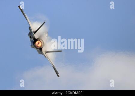 Capt. Kristin „Beo“ Wolfe, Pilot und Kommandant des F-35A Lightning II Demonstrationsteams, zieht die Nase während einer Übungsdemonstration auf dem Luftwaffenstützpunkt Hill, Utah, am 23. März 2021 nach oben in einen Anstieg. Das Demonstrationsteam ist Teil des Air Combat Command und wird dem 388. Fighter Wing auf der Hill AFB zugewiesen. Capt. Wolfe wuchs als Tochter des pensionierten Oberst Jon Wolfe als Militärkind auf und flog den T-6 Texan II, T-38 Talon, F-22 Raptor und jetzt den F-35A Lightning II Stockfoto