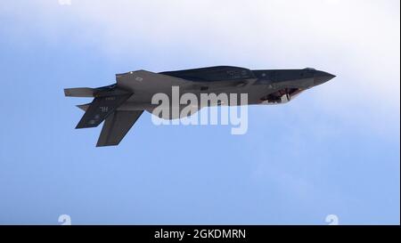 Capt. Kristin „Beo“ Wolfe, Pilot und Kommandant des F-35A Lightning II-Demonstrationsteams, passiert während einer Übungsdemonstration auf dem Luftwaffenstützpunkt Hill, Utah, am 23. März 2021 das Show Center invertiert. Das Demonstrationsteam ist Teil des Air Combat Command und wird dem 388. Fighter Wing auf der Hill AFB zugewiesen. Capt. Wolfe wuchs als Tochter des pensionierten Oberst Jon Wolfe als Militärkind auf und flog den T-6 Texan II, T-38 Talon, F-22 Raptor und jetzt den F-35A Lightning II Stockfoto