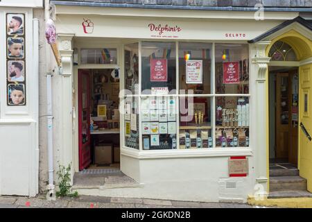 Delphini's Gelato Eisdiele in Totnes High Street, Devon Stockfoto