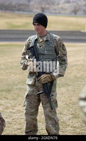 Spc. Adam Barlow, ein Feuerkontrollspezialist der 65. Field Artillery Brigade, beendet den Ruck march und wartet auf die anderen Teilnehmer während des Utah National Guard Best Warrior Competition im Camp Williams Utah, 23. März 2021. Soldaten, die die Hauptkommandos der Utah National Guard vertreten, werden in einem dreitägigen Wettbewerb intensive mentale und körperliche Tests durchmachen, um den Soldaten des Jahres, den nicht beauftragten Offizier des Jahres und den leitenden NCO des Jahres zu bestimmen. Stockfoto