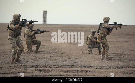 SMARDAN-TRAININGSGEBIET, Rumänien – Ein Feuerwehrteam mit dem 2. Bataillon, dem 5. Kavallerieregiment, dem 1. Kampfteam der Panzerbrigade und der 1. Kavalleriedivision bewegt sich während der gemeinsamen Kraftübung Justice Eagle hier am 23. März auf ein Ziel zu. An der Übung nahmen die USA, Polen und Rumänien Teil. Atlantic Resolve Trainingsveranstaltungen wie Justice Eagle stärken die Bande zwischen den NATO-Alliierten und zeigen geschlossene, fähige und fähige Kräfte. Stockfoto