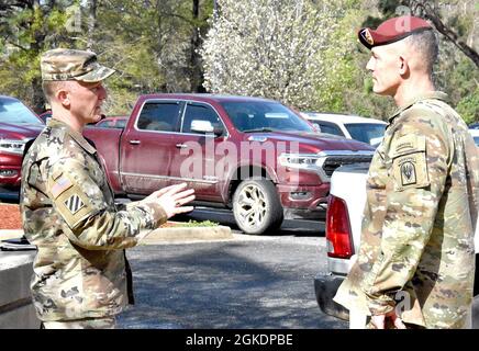 Brig. General Andrew Hilmes, Generalkommandant, U.S. Arny Combat Readiness Center und Direktor der Army Safety (links), diskutiert mit Brig Trainingsprobleme von Fahrern. General Davis S. Doyle, Kommandant General, Joint Readiness Training Center und Fort Polk März 23 während Hilmes Besuch im JRTC und Fort Polk. Stockfoto