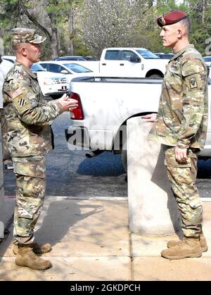 Brig. General Andrew Hilmes, (links) kommandierender General, U.S. Arny Combat Readiness Center und Direktor der Army Safety, besucht Brig. General David S. Doyle, Kommandant General, Joint Readiness Training Center und Fort Polk März 23 während Hilmes Besuch im JRTC und Fort Polk. Stockfoto