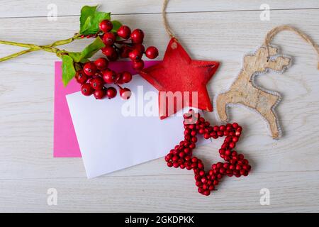 Komposition von Karten mit Kopierraum und weihnachtsschmuck auf Holzhintergrund Stockfoto