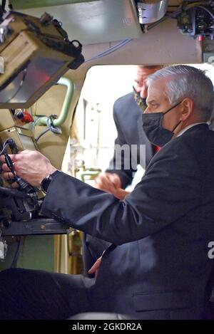 Christopher J. Lowman, der hochrangige Beamte, der die Aufgaben des Untersekretärs der Armee ausführt, überprüft den Raketenwerfer M270A2 aus der Sicht des Soldaten während eines Besuchs des Program Executive Office Missiles and Space am 23. März auf Redstone Arsenal, Alabama. Stockfoto