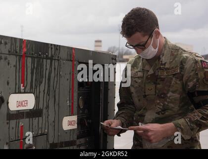 Der Senior Airman Cutter Duke der US Air Force, Leiter des 509. Aircraft Maintenance Squadron, führt auf der Whiteman Air Force Base, Missouri, am 23. März 2021 Vorflugkontrollen an einem B-2 Spirit durch. Die Crew-Chefs sorgen und koordinieren die wichtige Wartung des Flugzeugs und führen die abschließenden Kontrollen vor dem Start mit den Piloten durch. Stockfoto