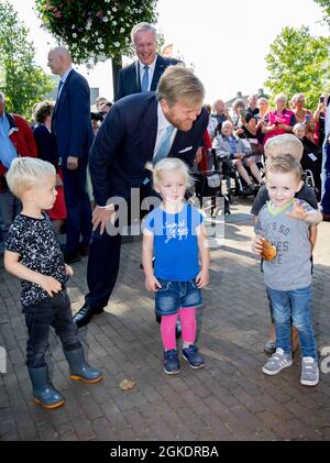 Heeten, Niederlande. September 2021. König Willem-Alexander von den Niederlanden am 13. September 2021 im Kultushuis Trefpunt in Heeten während eines regionalen Besuchs in Salland Quelle: Albert Nieboer/Netherlands OUT/Point de Vue OUT/dpa/Alamy Live News Stockfoto