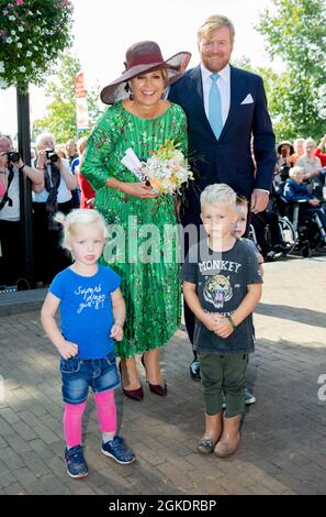 Heeten, Niederlande. September 2021. König Willem-Alexander und Königin Maxima der Niederlande am 13. September 2021 im Kultushuis Trefpunt in Heeten, während eines regionalen Besuchs in Salland Quelle: Albert Nieboer/Netherlands OUT/Point de Vue OUT/dpa/Alamy Live News Stockfoto