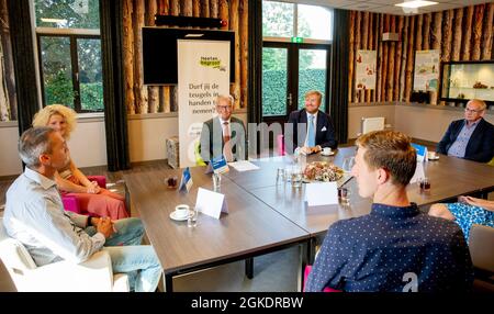 Heeten, Niederlande. September 2021. König Willem-Alexander von den Niederlanden am 13. September 2021 im Kultushuis Trefpunt in Heeten während eines regionalen Besuchs in Salland Quelle: Albert Nieboer/Netherlands OUT/Point de Vue OUT/dpa/Alamy Live News Stockfoto