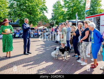 Heeten, Niederlande. September 2021. König Willem-Alexander und Königin Maxima der Niederlande am 13. September 2021 im Kultushuis Trefpunt in Heeten, während eines regionalen Besuchs in Salland Quelle: Albert Nieboer/Netherlands OUT/Point de Vue OUT/dpa/Alamy Live News Stockfoto