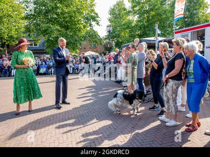 Heeten, Niederlande. September 2021. König Willem-Alexander und Königin Maxima der Niederlande am 13. September 2021 im Kultushuis Trefpunt in Heeten, während eines regionalen Besuchs in Salland Quelle: Albert Nieboer/Netherlands OUT/Point de Vue OUT/dpa/Alamy Live News Stockfoto