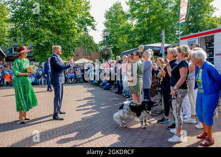 Heeten, Niederlande. September 2021. König Willem-Alexander und Königin Maxima der Niederlande am 13. September 2021 im Kultushuis Trefpunt in Heeten, während eines regionalen Besuchs in Salland Quelle: Albert Nieboer/Netherlands OUT/Point de Vue OUT/dpa/Alamy Live News Stockfoto