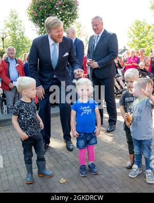 Heeten, Niederlande. September 2021. König Willem-Alexander von den Niederlanden am 13. September 2021 im Kultushuis Trefpunt in Heeten während eines regionalen Besuchs in Salland Quelle: Albert Nieboer/Netherlands OUT/Point de Vue OUT/dpa/Alamy Live News Stockfoto