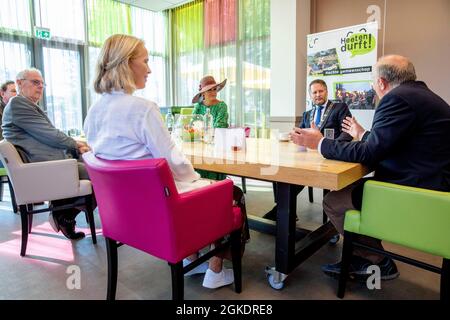 Heeten, Niederlande. September 2021. Königin Maxima der Niederlande im Kultushuis Trefpunt in Heeten, am 13. September 2021, während eines regionalen Besuchs in Salland Quelle: Albert Nieboer/Netherlands OUT/Point de Vue OUT/dpa/Alamy Live News Stockfoto