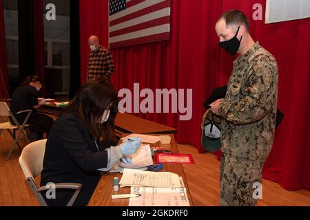 YOKOSUKA, Japan (24. März 2021) – Chief Warrant Officer der 2. Klasse Eduardo Ferriol, dem Ausbildungszentrum für Informationskriege zugewiesen Yokosuka erhält während einer Straßensteuerveranstaltung im Flottentheater von Commander, Fleet Activities, Yokosuka (CFAY), eine Bescheinigung über die Zahlung der Straßensteuer und Dokumente. Diese dreitägige Veranstaltung, vom 24. Bis 26. März, bietet einen einfachen und einfachen Steuerzahlungsservice aus einer Hand für Auto- und Motorradbesitzer. Seit mehr als 75 Jahren bietet, pflegt und betreibt CFAY Basiseinrichtungen und -Dienste zur Unterstützung der 7. Flotte der US-Marine, Pächter com Stockfoto