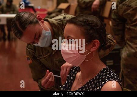 Soldaten und Luftwaffe der mobilen Impfteams der Alabama National Guard betreiben am 24. März in Enterprise, Alabama, eine Pop-up-Impfklinik. Das Team stellte kostenlose COVID-19-Impfstoffe für mehr als 800 Einwohner bereit, einschließlich Indoor- und Drive-Through-Optionen. Der Prozess bestand aus einem Gesundheisscreening, einer Konsultation des Anbieters, einer Impfung und einem Beobachtungszeitraum. Die Mission ist Teil einer fortlaufenden Partnerschaftsinitiative zwischen der Alabama National Guard, dem Alabama Department of Public Health, der Alabama Emergency Management Agency und lokalen Regierungen, um die Impfstoffe für ländliche Gebiete bereitzustellen Stockfoto