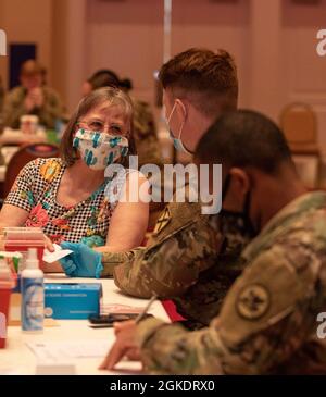 Soldaten und Luftwaffe der mobilen Impfteams der Alabama National Guard betreiben am 24. März in Enterprise, Alabama, eine Pop-up-Impfklinik. Das Team stellte kostenlose COVID-19-Impfstoffe für mehr als 800 Einwohner bereit, einschließlich Indoor- und Drive-Through-Optionen. Der Prozess bestand aus einem Gesundheisscreening, einer Konsultation des Anbieters, einer Impfung und einem Beobachtungszeitraum. Die Mission ist Teil einer fortlaufenden Partnerschaftsinitiative zwischen der Alabama National Guard, dem Alabama Department of Public Health, der Alabama Emergency Management Agency und lokalen Regierungen, um die Impfstoffe für ländliche Gebiete bereitzustellen Stockfoto