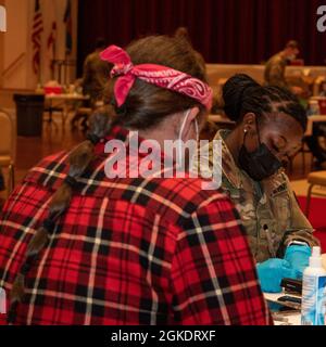 Soldaten und Luftwaffe der mobilen Impfteams der Alabama National Guard betreiben am 24. März in Enterprise, Alabama, eine Pop-up-Impfklinik. Das Team stellte kostenlose COVID-19-Impfstoffe für mehr als 800 Einwohner bereit, einschließlich Indoor- und Drive-Through-Optionen. Der Prozess bestand aus einem Gesundheisscreening, einer Konsultation des Anbieters, einer Impfung und einem Beobachtungszeitraum. Die Mission ist Teil einer fortlaufenden Partnerschaftsinitiative zwischen der Alabama National Guard, dem Alabama Department of Public Health, der Alabama Emergency Management Agency und lokalen Regierungen, um die Impfstoffe für ländliche Gebiete bereitzustellen Stockfoto