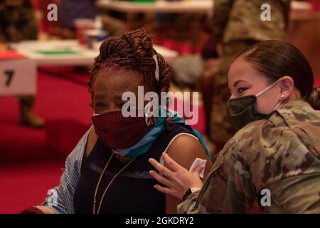 Soldaten und Luftwaffe der mobilen Impfteams der Alabama National Guard betreiben am 24. März in Enterprise, Alabama, eine Pop-up-Impfklinik. Das Team stellte kostenlose COVID-19-Impfstoffe für mehr als 800 Einwohner bereit, einschließlich Indoor- und Drive-Through-Optionen. Der Prozess bestand aus einem Gesundheisscreening, einer Konsultation des Anbieters, einer Impfung und einem Beobachtungszeitraum. Die Mission ist Teil einer fortlaufenden Partnerschaftsinitiative zwischen der Alabama National Guard, dem Alabama Department of Public Health, der Alabama Emergency Management Agency und lokalen Regierungen, um die Impfstoffe für ländliche Gebiete bereitzustellen Stockfoto