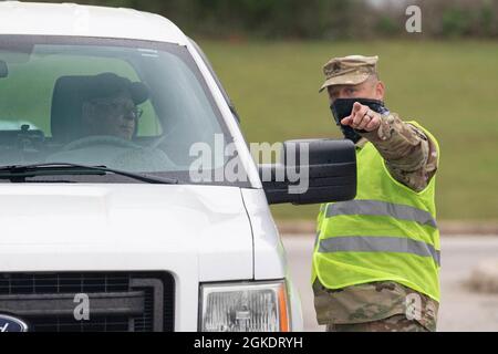 Soldaten und Luftwaffe der mobilen Impfteams der Alabama National Guard betreiben am 24. März in Enterprise, Alabama, eine Pop-up-Impfklinik. Das Team stellte kostenlose COVID-19-Impfstoffe für mehr als 800 Einwohner bereit, einschließlich Indoor- und Drive-Through-Optionen. Der Prozess bestand aus einem Gesundheisscreening, einer Konsultation des Anbieters, einer Impfung und einem Beobachtungszeitraum. Die Mission ist Teil einer fortlaufenden Partnerschaftsinitiative zwischen der Alabama National Guard, dem Alabama Department of Public Health, der Alabama Emergency Management Agency und lokalen Regierungen, um die Impfstoffe für ländliche Gebiete bereitzustellen Stockfoto