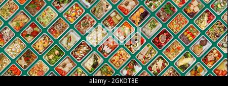 Set Von Folienbehältern Mit Verschiedenen Zubereiteten Mahlzeiten Auf Grünem Hintergrund Stockfoto