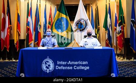 Die Führung des Interamerikanischen Verteidigungskollegs unterzeichnet im IADC ein brasilianisches Akademisches Abkommen über Fort Lesley J. McNair, Washington, D.C., März. 24, 2021. Stockfoto