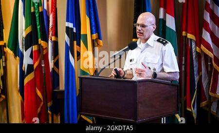 Die Führung des Interamerikanischen Verteidigungskollegs unterzeichnet im IADC ein brasilianisches Akademisches Abkommen über Fort Lesley J. McNair, Washington, D.C., März. 24, 2021. Stockfoto