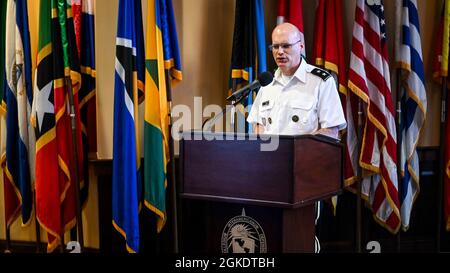 Die Führung des Interamerikanischen Verteidigungskollegs unterzeichnet im IADC ein brasilianisches Akademisches Abkommen über Fort Lesley J. McNair, Washington, D.C., März. 24, 2021. Stockfoto