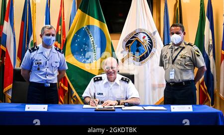 Die Führung des Interamerikanischen Verteidigungskollegs unterzeichnet im IADC ein brasilianisches Akademisches Abkommen über Fort Lesley J. McNair, Washington, D.C., März. 24, 2021. Stockfoto