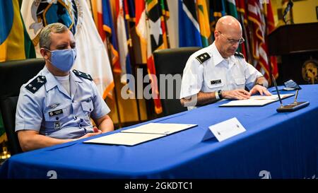 Die Führung des Interamerikanischen Verteidigungskollegs unterzeichnet im IADC ein brasilianisches Akademisches Abkommen über Fort Lesley J. McNair, Washington, D.C., März. 24, 2021. Stockfoto