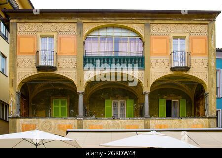 Locarno, farbenfrohe Gebäude am Hauptplatz der Stadt (Piazza Grande), Kanton Tessin. Schweiz. Stockfoto