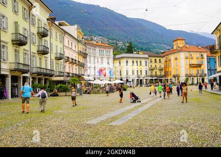 Locarno, farbenfrohe Gebäude am Hauptplatz der Stadt (Piazza Grande), Kanton Tessin. Schweiz. Stockfoto