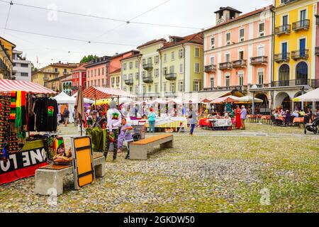 Locarno, farbenfrohe Gebäude am Hauptplatz der Stadt (Piazza Grande), Kanton Tessin. Schweiz. Stockfoto