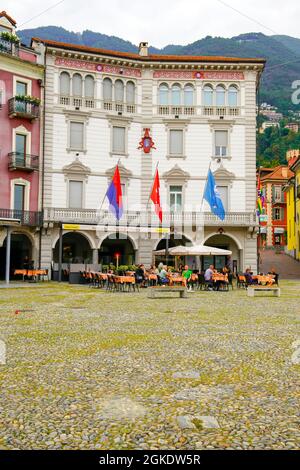 Das Rathaus (Palazzo comunale) in Locarno. Farbenfrohe Gebäude am Hauptplatz der Stadt (Piazza Grande), Kanton Tessin. Schweiz. Stockfoto