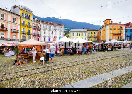 Locarno, farbenfrohe Gebäude am Hauptplatz der Stadt (Piazza Grande), Kanton Tessin. Schweiz. Stockfoto