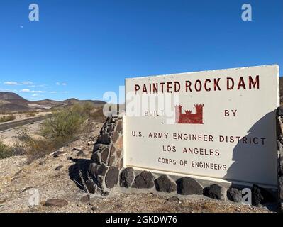 Der Eingang zum Painted Rock Dam ist auf diesem Bild vom März 24 in der Nähe von Gila Bend, Arizona, zu sehen. Das US Army Corps of Engineers, Bezirk Los Angeles, hat den Bau des Staudamms im Jahr 1960 abgeschlossen. Stockfoto