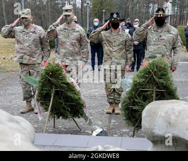 Colonel Ryan Hanson, Kommandeur der 1. Panzerbrigade, Kampfteam und Kommandant Major Calvin Hall, Kommandant Major der 1. Panzerbrigade, Kampfteam grüßen neben Colonel Ricardo Roig, Kommandeur der 50. Regionalen Unterstützungsgruppe und Kommandant Major Robert Sweat, Kommandant Major 50th Regional Support Group während der Gedenkfeier „The Great Escape“ in Zagan, Polen März 24. „The Great Escape“ fand vor 77 Jahren während des Zweiten Weltkriegs statt, wo 200 Kriegsgefangene versuchten, dem Nazi-Deutschland-Gefangenenlager zu entkommen, nur 76 entkamen tatsächlich und drei vermiedenen die Rückeroberung durch die Deutschen Stockfoto