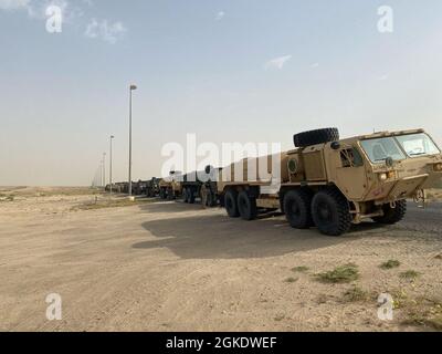 Ein Fahrzeugkonvoi, der von Soldaten mit der 28. Expeditionary Combat Aviation Brigade betrieben wird, bewegt sich auf einer Autobahn. Stockfoto