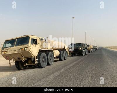 Ein Fahrzeugkonvoi, der von Soldaten mit der 28. Expeditionary Combat Aviation Brigade betrieben wird, bewegt sich auf einer Autobahn. Stockfoto