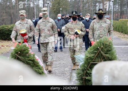 Colonel Ryan Hanson, Kommandeur der 1. Panzerbrigade, Kampfteam und Kommandant Major Calvin Hall, Kommandant Major der 1. Panzerbrigade, Kampfteam, Spaziergang mit Colonel Ricardo Roig, Kommandeur der 50. Regionalen Unterstützungsgruppe und Kommandant Major Robert Sweat, Kommandant Major 50th Regional Support Group, um Blumen während des Gedenkens an „die große Flucht“ in Zagan, Polen März 24 zu legen. „The Great Escape“ fand vor 77 Jahren während des Zweiten Weltkriegs statt, wo 200 Kriegsgefangene versuchten, dem Nazi-Deutschland-Gefangenenlager zu entkommen, nur 76 tatsächlich entkamen und drei der Rückeroberung entgingen Stockfoto