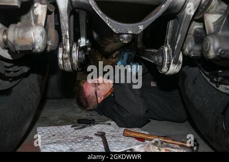 Senior Airman Brandon Adams, 7th Equipment Maintenance Squadron Repair and Rekultivation Journeyman, installiert Drehmomentverbindungen an einem B-1B Lancer Hauptfahrwerk auf der Dyess Air Force Base, Texas, 24. März 2021. Die Drehmomentlenker ermöglichen eine freie Bewegung der Kolben in und aus dem Fahrantriebszylinder. Stockfoto