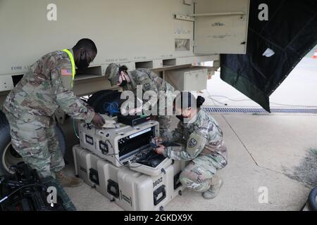 Soldaten der automatisierten Logistik und der 504. Militärgeheimdienstbrigade haben am 24. März 2021 in Fort Hood, Texas, ihr mobiles Büro eingerichtet. Der Combat Service Support Very Small Aperture Terminal wird verwendet, damit diese Soldaten in jeder Umgebung arbeiten können. Stockfoto