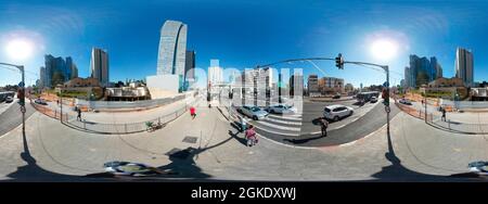 420 x 180 Grad-Panorama: Straßenszene, Skyline, Tel Aviv, Israel (nur für redaktionelle Verwendung. Keine Werbung. Referenzdatenbank: http://www.360 Stockfoto