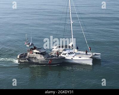 Eine 47 Meter lange Motorlebensboot-Besatzung von der Coast Guard Station Oregon Inlet, N.C. führt einen Medevac eines Mariners, 17 Meilen südlich des Oregon Inlet, durch, 25. März 2021. Der Schiffsführer erlitt eine Verletzung am Bein, die dazu führte, dass er sein Schiff nicht sicher bedienen konnte. Stockfoto